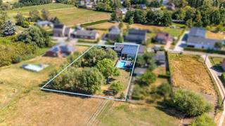 Op de grens van Duffel en Sint-Katelijne-Waver vinden we deze prachtige woning op een perceel van 2.099 m2, helemaal vernieuwd in 2006. Met een bewoonbare oppervlakte van 211 m2 en zijn 4 slaapkamers, beschikt deze woning over heel wat ruimte voor het hele gezin. Bovendien is er een uitstekende EPC-score van 135 kWh/m2 jaar (B-label), dankzij onder meer zonnepanelen, warmtepomp en isolatie.<br /><br />De woning heeft een moderne badkamer op het gelijkvloers en bovendien is er nog een mogelijkheid om een slaapkamer op het gelijkvloers te realiseren. Er is een moderne veranda en een ingebouwd verwarmd zwembad. De woning heeft een ruime garage en 2 stallen. Achteraan de woning is er een weide van 9.714 m2 die mogelijks mee gehuurd zou kunnen worden. <br /><br />Pandenjagers is een innovatief vastgoedkantoor en kiest bewust voor een unieke en transparante aanpak. Bij ons bestaat de totale aankoopprijs altijd uit twee duidelijke onderdelen: de adviesprijs plus onze vaste commissie van 10.000 euro incl. BTW. Dankzij deze open prijsstructuur krijgt u als koper vanaf het eerste moment een eerlijke inkijk hoe de totale prijs van het pand tot stand is gekomen. Voor deze eigendom werd er gekozen voor een prijs op aanvraag. <br /><br />Interesse? Contacteer ons via 015/677.000 of info@pandenjagers.be.