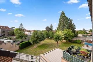 Deze penthouse is prachtig gelegen vlak aan centrum Tienen en op wandelafstand van het treinstation (verbinding Leuven-Brussel). Alle benodigdheden tevens op wandelafstand: winkel, bushalte, bank, school, ... Het appartement is gelegen op de tweede verdieping en is bereikbaar via lift. Het omvat: inkom, ruime living, geïnstalleerde keuken met eetplaats, wasplaats, apart toilet en een prachtig ruim zonneterras. Op het eerste verdiep vindt u 3 slaapkamers, apart tweede toilet en een badkamer met douche, ligbad en dubbele lavabo.