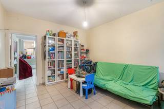 Deze goed gelegen woning bestaat uit een leefruimte, een eetplaats met een open keuken, een badkamer, een wasplaats, 2 ruime slaapkamer en een...