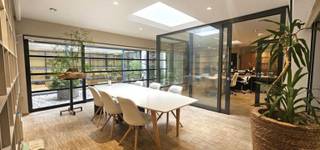 Lichte kantoren met terras en patio, ideaal gelegen in het hart van Sint-Gillis, dicht bij de Louizalaan en het openbaar vervoer.Bied uw bedrijf een...