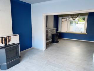 Bent u op zoek naar een woning in een rustige omgeving? Breng dan eens een bezoekje aan deze woning...<br />Indeling van de woning: Aparte inkom, een lichtrijke leefruimte, een keuken en een aanpalende badkamer (ligbad met douchefunctie, lavabo en toilet).<br />Op de verdieping bevinden zich 4 volwaardige slaapkamers en er is ook nog een zolderruimte. Bovendien beschikt de woning over een praktische garage met voldoende plaats voor uw wagen, fietsen en extra opbergruimte.