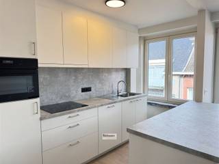<p><span>Volledig gerenoveerd appartement op de tweede verdieping gelegen vlakbij het centrum van Mariaburg. Onmiddellijk beschikbaar.</span></p><p><span> </span></p><p><span>Dit appartement werd zeer mooi vernieuwd en is als volgt ingedeeld: living met open keuken, badkamer met douche, lavabomeubel en toilet, 2 slaapkamers en Zuidgericht terras. Op het gelijkvloers is er een autostaanplaats.</span></p><p><span> </span></p><p><span>Bijzonderheden:</span></p><p><span>Pvc ramen met hoogrendementsglas </span></p><p><span>Dak werd vernieuwd en geïsoleerd </span></p><p><span>Alle nutsvoorzieningen zijn individueel </span></p><p><span>instapklaar: volledig geschilderd - lichtarmaturen met led verlichting </span></p><p><span>Zuidgericht terras</span></p><p><span> </span></p>