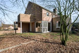 <p>HERENTALS - Zeer goed gelegen ruime woning op een perceel van 1206 m² met 4 slpk en 2 badk, bureau aan de straatkant, en volledig onderkelderd binnen de ring van Herentals en op wandelafstand van het centrum en scholen.<br /><br />De woning is gelegen op een volledig omheind perceel en combineert ruimte en comfort met een rustige ligging en mooi uitzicht op de tuin. De woning is ideaal voor grotere gezinnen of wie wonen en werken wil combineren.<br /><br />Via de oprit met aparte parkeergelegenheid bereikt u de inpandige garage met plaats voor wagen en fietsen en uitgerust met een elektrische sectionaalpoort .<br /><br />Achter de garageruimte bevinden zich nog extra multifunctionele ruimtes (ideaal als mancave, hobby- opslagruimte of fitnessruimte) een praktische, verlichte zone met natuurlijke lichtinval met toegang via inpandige trap naar het woongedeelte en een achterliggende bergplaats met toegang tot de tuin.</p>
<p>Binnen verwelkomt de woning u met een ruime inkomhal met vele ingemaakte kasten. <br />Vooraan de straatkant vindt men een ruim bureau van 20.2 m², met ingemaakte kasten en een aparte inkomdeur met direct bijgelegen gastentoilet.<br /><br />Via de inkomhal gaat men verder naar zowel toegang tot de leefruimte, de keuken als naar de verdieping.</p>
<p>De leefruimte bestaat uit een open en lichtrijke living met doorkijkhaard naar de zithoek, eetkamer en de keuken met eiland en zitgedeelte voor vier personen.</p>
<p>De keuken is uitgerust met toestellen zoals micro-combioven, koffiemachine, 6 bekken semi-proffesioneel gasvuur met warmhoudplaat of teppanyaki plaat, kleine en grote oven, vaatwasser, dubbele spoelbak en dubbele grote koelkast. Aansluitend aan de keuken is er een praktische berging en wasplaats met spoelbak.<br /><br />Via de keuken, de leefruimte en de zithoek is er toegang tot het doorlopend terras dat zowel oost al zuid gericht is met zicht op de mooie tuin met tal van aangeplante bomen en struiken.<br /><br />Op de verdieping bevinden er zich 4 slaapkamers met oppervlaktes van 27,24 m²,15,59 m², 14,25 m² en 10,22 m², 2 badkamers en nog een aparte WC tussen de 2 badkamers in.</p>
<p>Verder vindt men hier nog 2 bergruimtes en toegang tot de ruime zolder via Vlizotrap. Deze zolder kan ook nog uitgebreid worden tot woon – slaapgedeelte na verbouwing. (Plannen beschikbaar)</p>
<p>Gelegen in een vrij rustige straat, vlakbij scholen, jeugdbeweging en sport en op wandel-fietsafstand van het centrum, het station en met vlotte verbinding richting autosnelweg E313.</p>
<p>Een unieke eigendom waar comfort, ruimte en kwaliteit samenkomen.</p>
