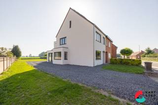 <strong>Volledig gerenoveerde gezinswoning met zicht op weide op een onderhoudsvriendelijk perceel van 9 are 45 ca!</strong><br />De woning werd in 2025 volledig gestript en voorzien van een kwalitatieve afwerking. De verwarming is gelijkvloers volledig voorzien van vloerverwarming alsook de badkamer op de eerste verdieping. Het pand beschikt over drie ruime slaapkamers met een voorraadkelder en ruime wasplaats aan de achterzijde van het gebouw. <br />Tevens zijn er zonnepanelen geplaatst en beschikt u over een gunstige EPC-score van 58 kWh/m² of label A.<br />Kortom, het instapklaar karakter is bij deze woning volledig van toepassing!<br /><br /><strong>Indeling:</strong><br />Kelderverdieping:<br />+ Voorraadkelder met verwarmingsinstallatie<br /><br />Gelijkvloers:<br />+ Inkomhal<br />+ Leefruimte met veel lichtinval<br />+ Eethoek met erker<br />+ Keuken voorzien van alle toestellen <br />+ Achterinkom / wasplaats<br />+ Apart toilet<br /><br />1ste verdieping:<br />+ Nachthal<br />+ Volledig ingerichte badkamer<br />+ Twee ruime slaapkamers<br /><br />Zolderverdieping:<br />+ Zeer ruime slaapkamer<br /><br />Tuin:<br />+ Zicht op weide <br />+ Ruim bijgebouw te plaatsen<br /><br /><strong>Troeven:</strong><br />+ EPC-label A - gunstig voor de aanvraag van een lening<br />+ Ruim oppervlaktes<br />+ Op wandelafstand van het centrum<br />+ Kwalitatieve en professionele afwerking<br /><br />Ben jij op zoek naar een instapklare woning voorzien van een goede afwerking?<br />Neem contact met ons op en we helpen u graag dichtblij verder.