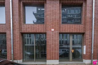 Welkom in Québec Residence!<br /><br />De Québec Residence is het allerlaatste puzzelstuk van het prestigieuze project Cadix, een mooi samenspel van enkele staaltjes knappe architectuur.<br />Met een ligging op de kruising van het befaamde Eilandje en de maritieme Cadixwijk kunnen we hier werkelijk van een droom locatie spreken. Alle courante diensten zijn op wandelafstand te vinden, openbaar vervoer stopt voor de deur en grote invalswegen zijn binnen handbereik te vinden.<br />Ook voor sport en ontspanning is dit een ideale locatie, groen kan je volop opdoen aan het naastgelegen Schengenplein, het Belvédère park of in Park Spoor Noord. Heerlijke horeca, cultuurhuizen en verfijnde winkels in de omgeving maken deze locatie af. <br /><br />In dit project hebben we nog een handelsruimte, gelegen op een uiterst zichtbare hoek, bestaande uit een gelijkvloerse ruimte met mezzanine, samen +/-211m², in de aanbieding.<br />Deze ruimte wordt casco opgeleverd en kan nog ingericht worden naar eigen wens.<br /><br />Verkoop onder het stelsel van registratierechten voor wat betreft het grondaandeel, BTW voor wat betreft de constructie.<br />Contacteer geheel vrijblijvend ons kantoor voor meer informatie of een bezoek ter plaatse en ontdek zo de verschillende mogelijkheden. <br /><br />EPB-startverklaring beschikbaar.<br />Stedenbouwkundige inlichtingen: vg, gvv, wg, gvkr, gmo<br />P-score: A<br />G-score: A
