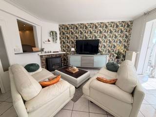 Bent u op zoek naar een comfortabel appartement aan de kust, ideaal als tweede verblijf, vaste woonst of investering? Dan is dit verzorgd appartement op de vierde en hoogste verdieping zeker een bezoek waard.<br /><br />Gelegen aan de achterzijde van de Zeedijk geniet u hier van een rustige ligging, terwijl het strand, de winkels, restaurants en het openbaar vervoer zich op wandelafstand bevinden. Dankzij de lift is het appartement bovendien vlot bereikbaar.<br /><br />Met een bruikbare oppervlakte van 55 m² beschikt het appartement over een praktische en doordachte indeling. De inkomhal geeft toegang tot een aangename en lichtrijke leefruimte met voldoende plaats voor een gezellige zit- en eethoek. De aansluitende keuken is functioneel ingericht en sluit naadloos aan op de woonkamer. Verder omvat het appartement een comfortabele slaapkamer met aansluitend een gesloten terras, een badkamer, een afzonderlijk toilet en een praktische berging.<br /><br />De ramen werden enkele jaren geleden volledig vernieuwd, wat bijdraagt aan het wooncomfort en de energiezuinigheid van het appartement. Daarnaast beschikt het appartement over een asbestveilig attest en een EPC-score van 255 kWh/m² per jaar.<br /><br />Dankzij de combinatie van een uitstekende ligging, een efficiënte indeling en de goede staat van onderhoud vormt dit appartement een ideale opportuniteit voor wie op zoek is naar een zorgeloze uitvalsbasis aan zee of een interessante investering.