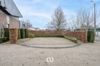 Ben jij op zoek naar een karaktervolle woning met een uitgesproken architectuur, veel ruimte en een uitzonderlijke ligging aan de rand van de Vlaamse Ardennen? Gevonden!<br /><br />Aan de rustige Wolvenberg in Oudenaarde vinden we deze unieke woning terug, ontworpen door architect Luc De Vriendt en gebouwd in 1981. De woning bevindt zich op een prachtig perceel van ruim 1.600 m² en geniet van een groene, residentiële omgeving met maximale privacy en rust.<br /><br />Wat deze woning meteen onderscheidt, is haar doordachte architectuur. De speelse dakstructuur, het gebruik van robuuste materialen en de sterke lichtinval zorgen voor een bijzonder aangename woonbeleving. Grote raampartijen, open zichtlijnen en slimme niveauverschillen creëren een woning die zowel ruim als gezellig aanvoelt.<br /><br />INDELING:<br />Je komt de woning binnen via de inkomhal met vestiaire en gastentoilet. Van hieruit heb je toegang tot de open leefruimtes, bestaande uit een lichtrijke living met zicht op de tuin, een aparte eetruimte en een keuken die rechtstreeks in verbinding staat met het terras. Verder vinden we op het gelijkvloers nog een praktische berging, een extra bergruimte met buitendouche en een ruime dubbele garage.<br /><br />Tussen het gelijkvloers en de slaapverdieping bevindt zich een tussenniveau dat ingericht is als bureau, ideaal voor thuiswerk of hobbyruimte.<br /><br />Op de eerste verdieping zijn er vier volwaardige slaapkamers, een badkamer en een aparte berging. In deze berging zijn alle voorzieningen aanwezig om eventueel een tweede badkamer te creëren.<br /><br />TUIN:<br />De tuin is een absolute troef en vormt een mooi verlengstuk van de woning. Dankzij de slimme aanleg geniet je hier van verschillende terrassen, open graspartijen en veel groen. Het grote houten terras nodigt uit om in alle rust te genieten van lange zomeravonden, met een prachtig uitzicht op de omgeving.<br /><br />LIGGING:<br />Rustig wonen in het groen, en toch met winkels, scholen, horeca en openbaar vervoer op korte afstand. Dankzij de discrete ligging en de open bebouwing geniet je hier van maximale privacy.<br /><br />Ben jij op zoek naar een woning met karakter, ruimte en een uniek architecturaal verhaal? Aarzel dan zeker niet en contacteer ons vandaag nog voor een bezoek!