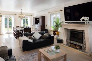 In www.veldrijk12.be (url kopiëren en plakken indien doorklikken niet lukt) in Stasegem stellen we jou graag deze woning voor. De huidige eigenares bouwde destijds de woning en geniet sindsdien van de ruimte en de ligging. Nu de kinderen uit huis zijn, is ook zij klaar voor een volgende stap. Ben jij op zoek naar een kwalitatieve, alleenstaande woning nabij de dorpskern van Stasegem en in een doodlopende straat? Neem dan gerust een kijkje op de website van de woning. Interessante extra: als kapster had Ann haar zaak op het gelijkvloers. Deze ruimte kan dus dienen als praktijkruimte maar eveneen als thuisbureau, speelkamer, gelijkvloerse slaapkamer, ... <br /> <br />HOMERUN: Op zondag 28 juni ben je van harte welkom op de Homerun van deze woning. Via www.veldrijk12.be kan je een afspraak inplannen. Eveneens via de website verneem je veel meer, zoals een uitgebreide omschrijving, foto's, 360° rondgang, documenten, … <br /><br />KICK-OFF PRIJS: De vermelde prijs is een Kick-Off prijs waarop een eenmalig bod kan uitgebracht worden (zowel boven als onder de Kick-Off prijs). Dankzij het kwaliteitslabel van Henry Houser ben je zeker dat de biedingen correct verlopen zonder dat er een opbodspel gehouden wordt!<br /><br />EXTRA BEZOEK: Mocht je op 28 juni niet vrij zijn, geef dan gerust een belletje om een afspraak in te plannen op een ander moment.<br /><br />Groeten, Hendrik van Henry Houser