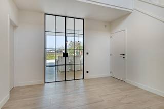 Te Zandvoort 37 in Westerlo-Tongerlo vinden we deze recente villa terug. Dankzij deze ligging genieten we van tal van voorzieningen in de nabije omgeving en kennen we een vlotte verbinding met de omliggende gemeenten. Bijkomend zorgt de landelijke omgeving voor prachtige vergezichten en de gewenste rust.<br /><br />Beschrijving:<br />Aan luxe geen gebrek bij deze prachtige woning op een ruim, zuid-west gericht perceel. We betreden de woning via de riante inkomhal met gastentoilet om vervolgens de leefruimte te bereiken. De tv-hoek werd voorzien van een gezellige gashaard met achterliggend een bureelruimte. Vervolgens brengt de eetkamer, met zicht op de tuin, ons bij een tijdloze en volledig uitgeruste open keuken, voorzien van alle moderne keukenapparatuur. Verder op het gelijkvloers treft u een ingerichte wasplaats/bijkeuken met zij-inkom met toegang tot de inpandige dubbele garage. In deze ruimte werd een extra toilet, een wastafel alsook een douche voorzien. Tot slot biedt deze bergruimte toegang tot de ruime kelder.<br /><br />De verdieping is bereikbaar d.m.v. de mooie houten trap, uitgerust met indirecte verlichting om vervolgens terecht te komen in de master bedroom met aansluitende dressing. De overloop biedt op zijn beurt toegang tot 3 volwaardige slaapkamers waarvan 1 dienst doet als bureel met een prachtig uitzicht dankzij de vele raampartijen. Vanuit dit bureel is de zolderverdieping bereikbaar via een vaste trap. Hier bevindt zich een polyvalente ruimte, mogelijks een 5e slaapkamer, hobbykamer...<br /><br />Naast de ruime binnenruimte, beschikt deze villa ook over een prachtige tuin met een zuid-westelijke oriëntatie. Hier kun je heerlijk genieten van de zon en de rust. Extra tuinberging is achteraan in de tuin aanwezig voor opslag van tuingereedschap etc.<br /><br />Extra:<br />- Vloerverwarming én -koeling aanwezig<br />- Hoogwaardige afwerkingsgraad<br />- Energiezuinig: EPC-label A<br />- Perceeloppervlakte van +/- 2.650 m²<br />- Ruime kelder aanwezig<br />- Tuinonderhoud verplicht over te nemen <br /><br />Voor meer info of een bezoek contacteer ons via info@vastengoed.be of via 014/72 73 74.<br /><br />Wenst u een gratis schatting van uw eigendom? Contacteer ons via 014/72 73 74.