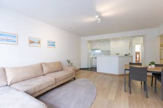 <strong>LICHTRIJK APPARTEMENT MET LATERAAL ZEEZICHT</strong><br /><br />In de standingvolle residentie Kursaal, gelegen in de IJzerstraat 30B te Oostende, bevindt zich dit stijlvol appartement op de 4e verdieping. Gelegen in een rustige zijstraat van de zeedijk, op wandelafstand van het Kursaal, biedt deze ligging het perfecte evenwicht tussen stadsleven en zee.<br />Het appartement is instapklaar en in perfecte staat. De inkomhal met handige berging leidt naar een lichtrijke woonkamer met aangenaam lateraal zeezicht. Aansluitend bevindt zich de open, volledig ingerichte keuken, voorzien van onder andere een vaatwasmachine. Verder zijn er twee volwaardige slaapkamers en een recent vernieuwde badkamer.<br />In de residentie is er een privatieve kelder en een gemeenschappelijke fietsenberging beschikbaar.<br /><br /><strong>Praktische informatie: </strong>
<ul>
	<li>Oppervlakte: 75 m²</li>
	<li>Provisie op vaste kosten: 100€ / maand</li>
	<li>EPC: label C </li>
</ul>
