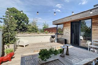<span><strong>Duplexappartement met 3 slaapkamers en dakterras te huur in Oudenaarde</strong></span><br /><br />Ruim appartement te huur met zonnig terras.<br />Dit is het enige appartement in het gebouw : een duplex met 3 slaapkamers met een zolderruimte op de bovenverdieping die perfect als hobbyruimte of buro kan dienen.<br />
<ul>
<li><span>Gelijkvloers : Je komt binnen in de inkomhal van jouw appartement. De mooie houten trap leidt je naar de eerste verdieping.</span></li>
</ul>
<ul>
<li><span>1<sup>ste</sup> verdieping :<br />In de nachthal is er enerzijds toegang naar de leefruimte met open keuken.</span><br /><span>Anderzijds ga je vanuit de nachthal naar het aparte toilet en de badkamer met dubbel lavabomeubel, instapdouche en ligbad. In de badkamer is ook plaats voor aansluiting van de wasmachine.<br />Er zijn 3 slaapkamers waarvan 2 met inbouwkasten, 1 slaapkamer geeft onmiddellijke toegang op het prachtig terras.</span><br /><br /><span>De keuken is heel praktisch ingericht met voldoende kastruimte en voorzien van alle toestellen : oven, kookfornuis, dampkap, frigo. Er is ook plaats voor een vaatwasmachine.</span><br /><span>De woonkamer heeft veel licht door de koepel en de (schuif)ramen, die rechtstreeks toegang bieden tot het ruime gezellige terras van wel 35 m<sup>2 </sup>groot. Hier kan je echt ontspannen in alle rust.</span></li>
</ul>
<ul>
<li><span>2<sup>de</sup> verdieping is er een extra kamer die als hobbyruimte kan gebruikt worden. Via deze kamer kom je ook in de zolderruimte.</span></li>
</ul>
<br /><span>De vloeren in parket geven een warme gezellige look. <br /><br />Er is geen lift of garage. Parkeren kan u op straat voor het gebouw of op een gratis parking op wandelafstand.</span><br /><span>Perfect gelegen: op wandelafstand van de kerk, scholen en station van Eine. Perfecte verbindingsweg naar N60 Gent, Oudenaarde...<br /><br />Huurprijs: 850 € /maand<br />Vrij vanaf 1/11/2026 </span><br />Interesse in een bezoek? Schrijf je in via onze website op het bezoekmoment maandag 24/8 van 16 tot 17u.<br />