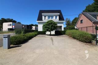 Maison familiale spacieuse dans un endroit calme ! Cette maison prête à être emménagée sur un terrain de 7 acres combine un emplacement idéal avec...