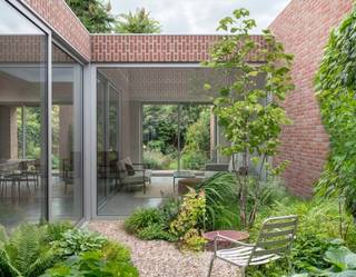 <p>Op zoek naar een ruime en energiezuinige nieuwbouwwoning met een hoogwaardige afwerking op een mooie landelijke locatie?</p><p>Ontdek deze toekomstige halfopen bebouwing in de Eikstraat te Machelen (Zulte), pal aan de grens met Petegem-aan-de-Leie.</p><p> </p><p>De woning wordt gerealiseerd op een ruim perceel van 934 m² en biedt maar liefst ca. 253 m² bewoonbare oppervlakte.</p><p>Dankzij de doordachte architectuur, royale leefruimtes en hoge afwerkingsgraad geniet u hier van ruimte, comfort en hedendaags woonplezier.</p><p>Op het gelijkvloers staat licht centraal. De ruime woonkamer met open keuken vormt het hart van de woning.</p><p>De sfeervolle patio brengt extra daglicht tot diep in de leefruimte en keuken en creëert een aangenaam open gevoel.</p><p>Daarnaast zijn er een afzonderlijk bureau, ideaal voor thuiswerk of een zelfstandige activiteit, en een praktische berging.</p><p>De woning heeft ook een overdekt terras.</p><p> </p><p>Op de eerste verdieping bevinden zich drie ruime slaapkamers, een volledig geïnstalleerde badkamer, een afzonderlijk toilet en extra bergruimte.</p><p>De zolderverdieping biedt bovendien bijkomende opbergmogelijkheden.</p><p> </p><p>Ook de ligging is een grote troef. U woont in een rustige, landelijke omgeving met winkels, scholen en horeca in de nabijheid.</p><p>Via de fietsautostrade F7 bereikt u vlot het centrum en station van Deinze.</p><p>De nabijheid van de N43 en E17 zorgt voor een uitstekende verbinding richting Gent en Kortrijk.</p><p> </p><p>Bij de lancering van dit nieuwbouwproject geniet u tijdelijk van een mooie extra: een <strong>gratis aangelegd terras, </strong>met tegels naar keuze uit het voorziene assortiment.*</p><p> </p><p>De start van de werken is voorzien voor november 2026, met een verwachte oplevering omstreeks december 2027.</p><p>De verkoop gebeurt onder de Wet Breyne, waardoor u als koper geniet van de wettelijke bescherming bij de aankoop van een woning in aanbouw.</p><p>VP exclusief BTW: €615.000</p><p>VP inclusief 6 % BTW: €651.900</p><p>VP inclusief 21% BTW: €744.150</p><p> </p><p>Interesse? Contacteer ons voor meer informatie, plannen, het lastenboek en de verkoopvoorwaarden.</p><p> </p><p><em>*Lanceeractie onder voorwaarden en voor een beperkte periode. Tegels te kiezen uit het voorziene assortiment.</em></p>
