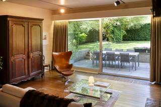 In de www.sint-denijseweg44.be (url kopiëren en plakken indien doorklikken niet lukt) in Kortrijk stellen we jou graag deze topwoning voor.  Een échte jaren '70 vibe doorspekt deze woning. Hier woonde dan ook de architect des huizes. De ruimtes, volumes, lijnen, materialen, ... ze vormen één mooi geheel. Er zijn 5 slaapkamers &amp; 2 badkamers, een groot thuisbureau of praktijkruimte, mooie living &amp; leefkeuken, dubbele garage en 5 autostandplaatsen voor de deur. Ook zowel de voortuin als de tuin zelf mogen gezien worden. En op het terras is het heerlijk genieten van de namiddag- en avondzon.<br /><br />HOMERUN: Op zaterdag 4 juli ben je van harte welkom op de Homerun van deze woning. Via www.sint-denijseweg44.be kan je een afspraak inplannen. Eveneens via de website verneem je veel meer, zoals een uitgebreide omschrijving, foto's, 360° rondgang, documenten, …  <br /><br />KICK-OFF PRIJS: De vermelde prijs is een Kick-Off prijs waarop een eenmalig bod kan uitgebracht worden (zowel boven als onder de Kick-Off prijs). Dankzij het kwaliteitslabel van Henry Houser ben je zeker dat de biedingen correct verlopen zonder opbodspel!  <br /><br />EXTRA BEZOEK: Mocht je op 4 juli niet vrij zijn, geef dan gerust een belletje om een afspraak in te plannen op een ander moment. En wees gerust ... iedereen, van de eerste tot de laatste bezoeker, heeft evenveel kans om een eenmalig bod uit te brengen!  <br /><br />Groeten, Hendrik van Henry Houser