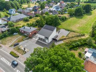 Welkom op de Luikersteenweg 693, waar wonen en werken op harmonieuze wijze samenkomen. Deze open bebouwing, opgetrokken in 2014, combineert...