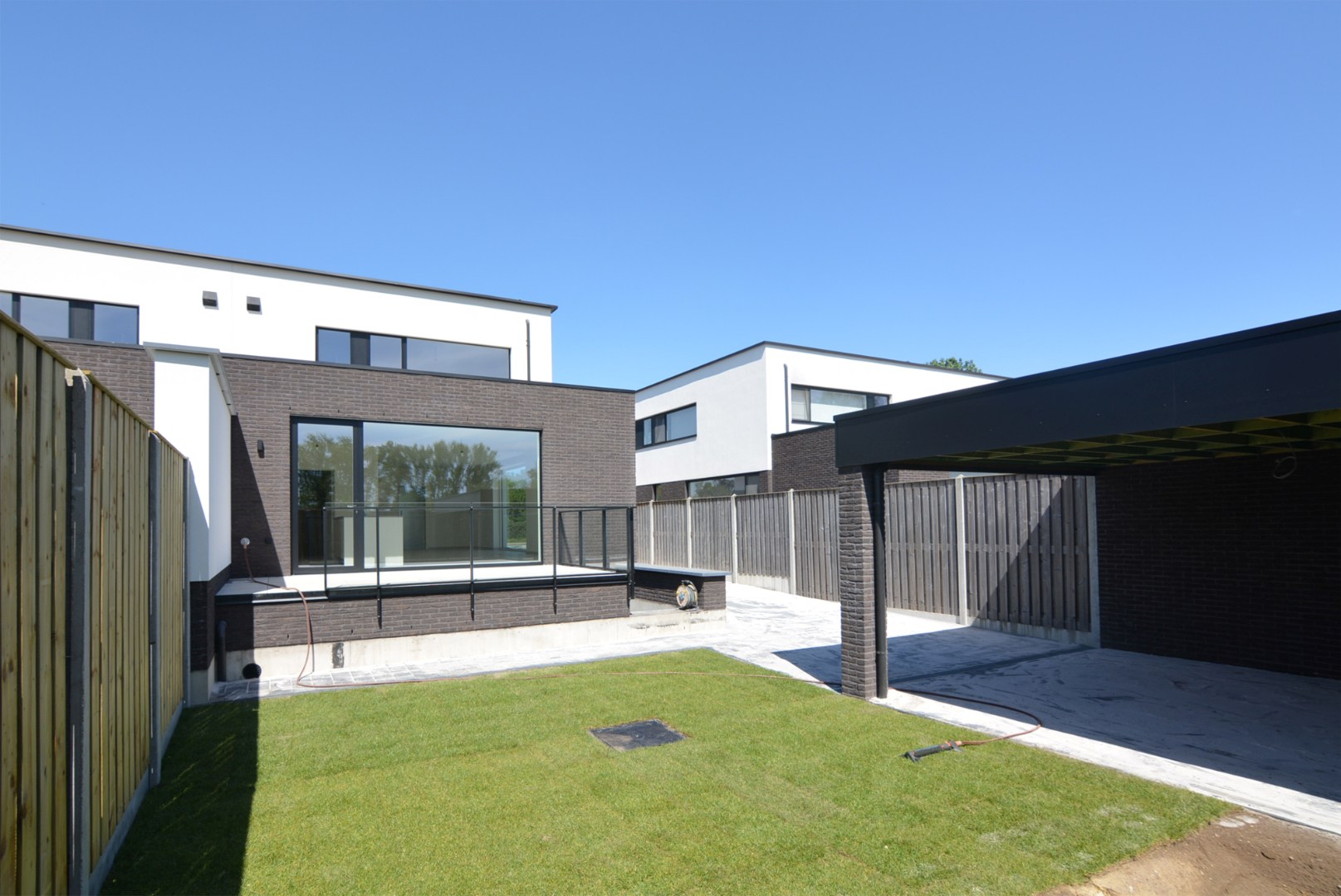Moderne, energiezuinige, halfvrijstaande woning met carport op 3 a 80 ca. - foto 4