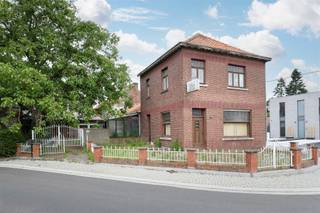 Uniek renovatieproject met karakter - voormalig café met woonst met tal van mogelijkheden op gunstige locatie Omgeving:+ Gunstig gelegen in een...