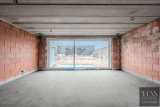 <div>
<div>
<h3>Gelijkvloers app + tuin + 2 slpks + 2 parkings</h3>
<p>💡 <strong>Aankoop aan 6% btw mogelijk, mits voldaan wordt aan de voorwaarden.</strong></p>
<p>Ruime en lichtrijk gelijkvloers appartement met een <strong>NETTO bewoonbare oppervlakte van maar liefst 79m²</strong>.</p>
<ul>
<li><strong>Tuin 67m²</strong></li>
<li><strong>2 slaapkamer</strong><strong></strong></li>
<li><strong>Terras 12 m²</strong></li>
</ul>
<p>Dankzij de royale raampartijen en de doordachte indeling geniet u hier van een aangename, open en comfortabele woonbeleving.</p>
<p>Extra troef: bij het appartement horen <strong>2 privatieve parkeerplaatsen</strong>, zijnde <strong>parking P4 (met laadpaal) en P5</strong>.<br /><br />Prijs appartement = 269.000€ (excl. kosten) + P4 en P5 = 18.000€ (excl. kosten).</p>
<p>Een ideale woonopportuniteit voor gezinnen, koppels of investeerders die op zoek zijn naar ruimte, functionaliteit en comfort.</p>
<p><strong>Interesse? Contacteer ons voor meer informatie of een bezoek ter plaatse.</strong><br />☎ 050 33 59 03<br />✉ info@yess-vastgoed.be</p>
</div>
</div>