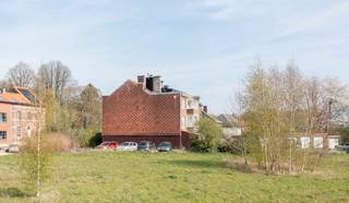 <p>Bouwgrond van 5a60 met groenzicht nabij centrum Dilbeek</p><p> </p><p>Rustig gelegen perceel op een gegeerde locatie nabij het centrum van Dilbeek, met aangenaam groenzicht en een rechtstreekse busverbinding richting Brussel en Ninove. Golf Club Steenpoel bevindt zich op slechts 600 meter.</p><p> </p><p>Het perceel laat toe een halfopen gezinswoning op te richten met een bruto bewoonbare oppervlakte tot circa 290m², conform de gemeentelijke voorschriften "Kwaliteitsvol Wonen". De bebouwbare oppervlakte bedraagt ongeveer 103m² op het gelijkvloers. Het bestaande recht van doorgang van 3 meter naar de achtergelegen garages is verplaatsbaar, wat extra flexibiliteit biedt bij het ontwerp van de woning.</p><p>Winkels, scholen en openbaar vervoer bevinden zich op wandelafstand. </p><p> </p><p>Een uitstekende opportuniteit voor wie een kwalitatieve en ruime gezinswoning wil realiseren op een groene en centrale locatie in Dilbeek.</p>