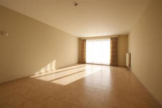 Gezellig en licht appartement op wandelafstand van het centrum. <br /><br />Het appartement is gelegen op de eerste verdieping, toegankelijk via een lift, van een kleinschallig appartementgebouw en omvat een inkomhal met vestiaire, een leefruimte met open keuken, 2 slaapkamers, een badkamer en een terras. <br /><br />Tevens zijn de privéparkeerplaats en de kelderberging inbegrepen in de huurprijs.<br /><br />Bijzonderheden: <br />- EPC: B-label<br />- Beschikbaarheid: 1/02/2026