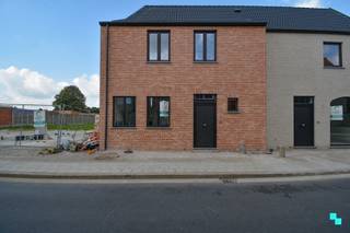 Deze landelijke, aantrekkelijke nieuwbouwwoning met uitweg achteraan is gelegen op een perceel van 347 m² in het centrum van Aartrijke,...
