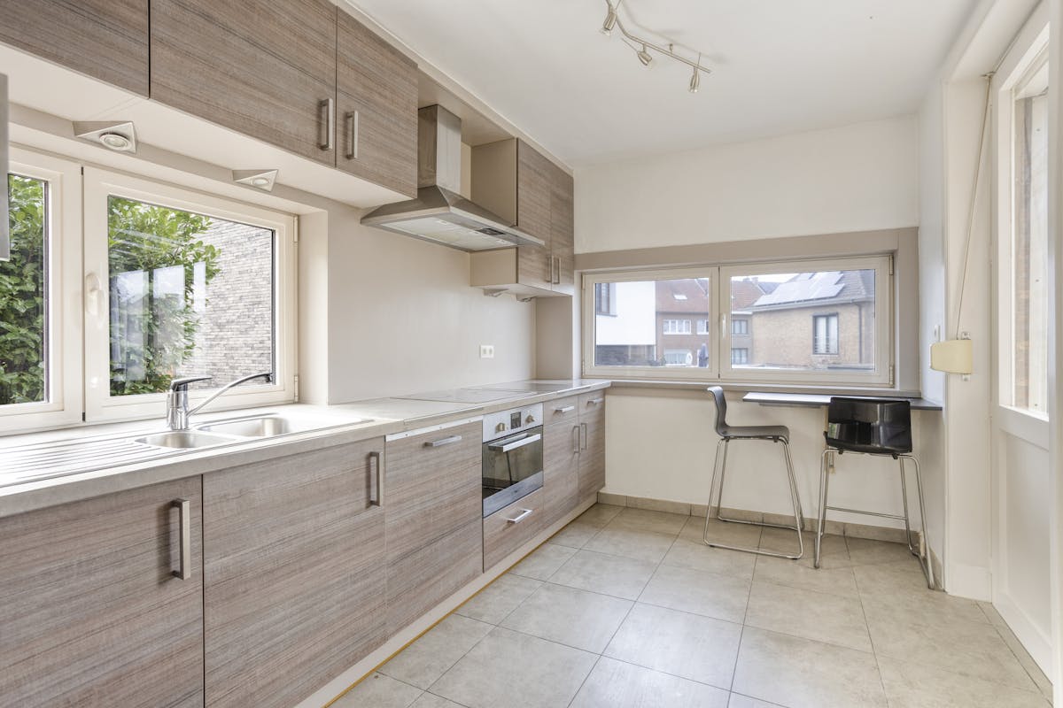 Driegevelwoning met extra studio/kantoor of praktijk, op een toplocatie in het centrum van Grimbergen! - foto 5