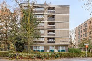 <p><span>Op een ideale locatie vind je dit instapklare appartement dat van A tot Z werd vernieuwd. Dankzij de ligging op de 5de verdieping geniet je van een adembenemend, wijds uitzicht over de volledige omgeving. Dit appartement combineert modern wooncomfort met een prachtige lichtbeleving. Ideaal voor wie zonder zorgen wil verhuizen naar een stijlvolle, volledig vernieuwde woonst.</span></p><p><span> </span></p><p><span>Indeling</span><span>:</span></p><p><span>Exceptioneel ruime living met grote raampartijen en overvloedig lichtinval dankzij de hoekligging en mogelijkheid om hier een derde slaapkamer te maken</span></p><p><span>Nieuwe, tijdloze keuken met kwalitatieve toestellen en directe toegang tot een gezellig terrasje (nieuw van 2008)</span></p><p><span>Luxueuze badkamer met ligbad met douchemogelijhied, toilet en afgewerkt met hoogwaardige materialen (nieuw van 2019)</span></p><p><span>Apart gastentoilet voor extra comfort</span></p><p><span>Twee volwaardige slaapkamers</span></p><p><span>Kelderberging inbegrepen</span></p><p><span>Indoor autostaanplaats in de prijs inbegrepen</span></p><p><span> </span></p><p><span>Bijzonderheden</span><span>:</span></p><p><span>EPC Energielabel C - 251 kwh/(m² jaar)</span></p><p><span>CV is individueel op gas en nieuw van 2022</span></p><p><span>Het dak werd geïsoleerd in 2019</span></p><p><span>Alle leidingen en technische installaties werden professioneel vervangen</span></p><p><span>P-score: D</span></p><p><span>G-score: B</span></p><p><span> </span></p>