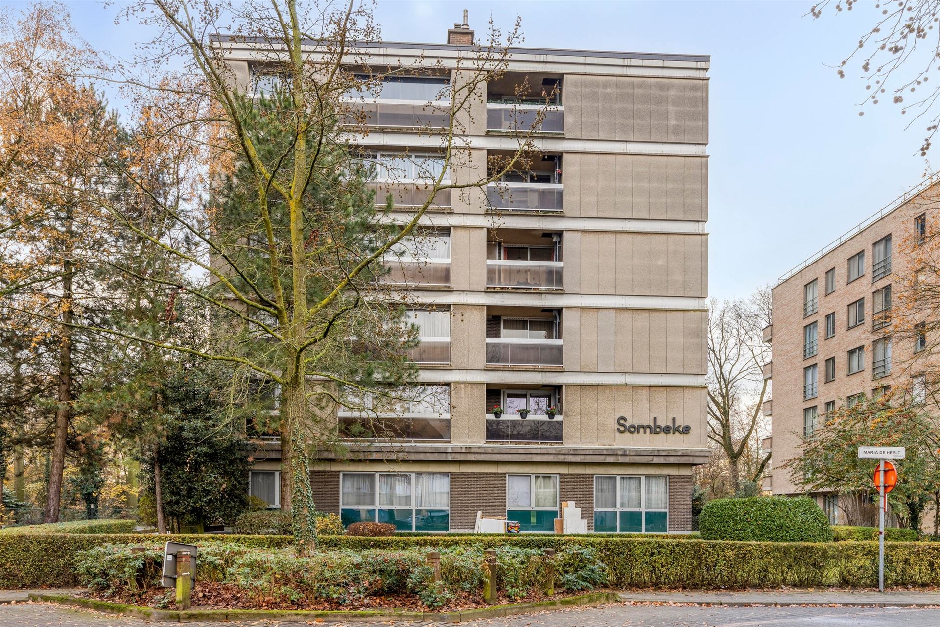 Tijdloos gerenoveerd app. 2 slpks, terras en autostaanplaats - foto 1