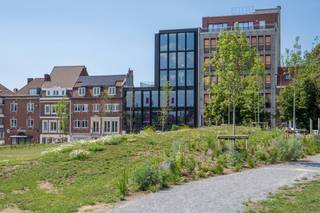 Dé <strong>ideale werkplek</strong> op <strong>toplocatie</strong> in het <strong>hart</strong> <strong>van de stad</strong>.<br />De Urban Hub: een <strong>moderne</strong> en <strong>ruime kantoorlocatie</strong> aan het <strong>heraangelegde</strong> <strong>Conservatoriumplein</strong>, waar beton plaats heeft gemaakt voor een <strong>aangename groenzone</strong>. Hier werk je in een <strong>hedendaagse omgeving</strong>, vlak bij <strong>alles wat je nodig hebt</strong>. <br /><br /><u><strong>Te huur: 1e en 2e verdieping </strong></u><br /><strong>Beide verdiepingen</strong> zijn beschikbaar en bieden <strong>ca. 280 m²</strong> aan <strong>open, lichtrijke kantoorruimte</strong>. <br />Een <strong>lichtkoker</strong> achteraan de kantoorruimte zorgt voor een <strong>gelijke lichtinval</strong> over de <strong>volledige verdieping</strong>. <br /><strong>Toegang tot elk verdiep via trap en lift</strong>.<br /><br /><u><strong>Ligging </strong></u><br />Een <strong>uitstekende bereikbaarheid</strong>: <br />Openbaar vervoer: <strong>treinstation</strong> en <strong>bushaltes</strong> op <strong>wandelafstand</strong> <br /><strong>Grote Markt</strong> op slechts <strong>10 minuten stappen</strong> <br /><strong>Parking op 50 meter</strong> van de Hub, maar ook mogelijkheid in de <strong>ondergrondse stationsparking</strong> met maar liefst <strong>900 plaatsen</strong>.  <br /><br /><strong>Voor techniek en inrichting wordt een budget op maat voorzien</strong>.  <br /><br />Interesse in een bezoek of meer info? Contacteer:<br />Matthis op 0477 804 350 - matthis@dekeyser.immo of<br />Leopold op 0499 618 354 - leopold@dekeyser.immo