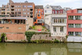 [[ DIT PAND NEEMT DEEL AAN DE ERA OPEN HUIZEN DAG OP 6/12 VAN 9:30 TOT 10:30 ]]
<p><strong>Mechelen: Royaal herenhuis met tuin langs de Dijle en met zicht op de Kruidtuin te koop</strong><br /><br />In het hart van Mechelen, in de charmante Hanswijkstraat, bevindt zich dit statige herenhuis met uitzonderlijke troeven zoals een zeer gunstig EPC rapport, een gevelbreedte van 7,8m en hoge plafonds. De woning biedt een zee aan ruimte en combineert historische charme met hedendaagse mogelijkheden. Het gelijkvloers pronkt met prachtig behouden authentieke elementen die de grandeur van weleer benadrukken, terwijl de bovenliggende verdiepingen veelzijdig inzetbaar zijn.</p>

<p>Met zijn royale indeling kan dit pand worden ingericht als drie afzonderlijke wooneenheden of als één imposante gezinswoning met alle ruimte en comfort. De bijzonder ruime kelder biedt extra opslag- of hobbyruimte en versterkt de mogelijkheden van dit unieke pand.</p>

<p>Achteraan geniet u van een grote tuin met terras, waar u in alle rust kan ontspannen met een prachtig zicht op de Dijle en de groene Kruidtuin. Dankzij de zonnepanelen op het dak is de woning bovendien voorzien van duurzame energieoplossingen.</p>

<p>Dit herenhuis kent geen renovatieverplichting en laat u dus volledig vrij om het pand naar eigen smaak en noden verder vorm te geven. Een zeldzame kans om te wonen op een toplocatie in het centrum van Mechelen, met alles binnen handbereik.<br /><br /><strong><u>Indeling</u>:</strong><br /><u>Kelderverdieping</u>: Royale kelder met toegang tot de tuin<br /><u>Gelijkvloers</u>: Inkomhal - woonkamer - eetkamer - keuken - veranda - terras<br /><u>Eerste verdieping</u>: Slaapkamer - badkamer<br /><u>Tweede verdieping</u>: Ingericht al studio<br /><u>Derde verdieping</u>: Ingericht als studio</p>