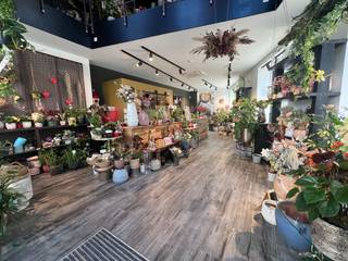 <p><span>Exclusief hoekpand met uitzonderlijke uitstraling in Quartier Boutique – Hasselt</span></p><p><span>In de gekende verfijnde winkelomgeving van Hasselt, Quartier Boutique, presenteert MCA-Vastgoed u een van de meest karaktervolle historische panden van de binnenstad. Kapelstraat 48 kent een prominente hoekligging. Het winkelpand belichaamt klasse, visibiliteit en commerciële verfijning.</span></p><p><span>De ligging is subliem: een absolute AAA-locatie, in het gezelschap van gerenommeerde namen zoals Helsen Ladies, Juwelier Franssen, Balo, Bulthaup, Jims Fitness, Eddy Heleven, Optiek Bruyninckx en Café Costume. Deze exclusieve retailomgeving trekt dan ook een stijlbewust en koopkrachtig publiek aan.</span></p><p><span>Wat dit pand werkelijk onderscheidt, is de uitzonderlijke hoekligging met indrukwekkende vitrinepartijen van ca. 8 meter langs de Kapelstraat en ca. 15 meter langs de Maagdendries. Deze transparante façade biedt een belangrijke zichtbaarheid en creëert een beleving voor voorbijgangers.</span></p><p><span>De commerciële ruimte omvat:</span></p><ul><li><span>Gelijkvloers:</span><span> ca. 80 m² hoogwaardige retailruimte voor een uitgesproken en verfijnd winkelconcept.</span></li><li><span>Eerste verdieping (videconcept):</span><span> ca. 60 m², perfect inzetbaar als showroom, private shoppingruimte of stijlvolle uitbreiding van de winkelbeleving</span></li></ul><p><span>Daarnaast wordt de mogelijkheid geboden om de duplexverdieping met aparte inkom langs de Maagdendries bij te huren. Momenteel zijn deze verdiepingen nog inpandig toegankelijk.</span></p><p><span>We denken even mee: interessant voor wie verder wil gaan in beleving en differentiatie, bestaat de mogelijkheid om de duplexverdieping langs de Maagdendries bij te huren. Deze ruimte, momenteel in casco staat, biedt een blanco canvas voor een bespoke invulling — van luxueuze stadsresidentie tot discrete hospitality- of experience space, volledig afgestemd op de signatuur van uw merk.</span></p><p><span>Indien u geen gebruik ziet van de duplex verdieping, worden deze verdiepingen afgesloten en als appartement apart verhuurd.<br />Aandeel onroerende voorheffing ten laste van de huurder.</span></p><p><span>Momenteel is het pand nog verhuurd aan een bloemenzaak, het pand komt vrij in onderling overleg. Voor verdere informatie nodigen wij u uit om met MCA-Vastgoed, gevestigd in de Kapelstraat 21 te Hasselt, contact op te nemen om deze opportuniteit persoonlijk te ontdekken. Ons telefoonnummer: 0485 34 56 71.</span></p>
