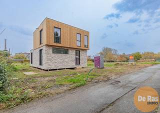 EREMBODEGEM - Deze prachtige nieuwbouwwoning is landelijk gelegen, in een deelgemeente van Aalst. De woning zal in afwerkingsfase worden aangeboden waarbij nog dient te worden voorzien door de koper: keuken, vloeren en badkamer (behalve inloopdouche). De mogelijkheid bestaat ook om op maat verder af te werken door de bouwheer.<br /><br />Naar indeling toe bevindt zich op het gelijkvloers een inkomhal met gastentoilet, een lichtrijke woonkamer, een keuken en een praktische berging. Op de eerste verdieping bevinden zich de nachthal, 3 slaapkamers en een badkamer.<br /><br />Troeven: EPB-nieuwbouw, warmtepomp (koelen en warmen), zonnepanelen, ventilatiesysteem C+, hoge isolatiewaarde, RW-put,..<br /><br />De ligging van dit pand is bijzonder aantrekkelijk met scholen, banken, en supermarkten in de directe omgeving. Daarnaast geniet deze woning van een heel goede bereikbaarheid door het openbaar vervoer, station, belangrijke invalswegen en de E40.<br /><br />Aankoop onder gesplitst stelsel:<br />Constructiewaarde: € 321.200 (21% BTW)<br />Grondwaarde: € 155.000 (12% registratie)<br /><br />Bent u opzoek naar een nieuwbouwwoning met 3 slaapkamers op een uiterst rustige locatie? Inkijk bouwplannen en bespreking dossier op kantoor na afspraak: 053/60.65.60