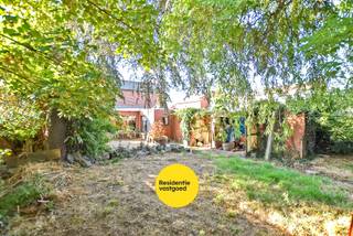 Te renoveren woning op een perceel van 392m² te Houthulst!<br />Rustig gelegen, op het einde van een doodlopende straat, vinden we deze eigendom terug met veel potentieel. <br />Op het gelijksvloer bevindt zich momenteel een leefruimte, met aanpalende een eetkamer en de keuken met zicht op de tuin. <br />Op het verdiep zijn er 2 slaapkamers aanwezig. <br />Ideaal als je op zoek bent naar een renovatieproject. <br /><br />Interesse? Maak vandaag nog een afspraak voor een bezoek ter plaatse. <br /><br />De vermelde prijs is een richtprijs, elk bod wordt voorgelegd aan de eigenaar die zich het recht voorbehoudt om dit te aanvaarden of te weigeren.<br /><br />EPC: 1317 kWh/m² (Ref. NI26766)