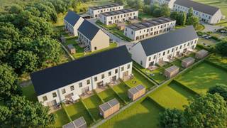 Binnenkort start de verkoop van de eerste fase van Théo d’Or in Baasrode, een duurzame woonwijk waar natuur, rust en comfort samenkomen. Het project telt 49 energiezuinige gezinswoningen, omringd door akkerland, oude bomen en de Zwarte Beek. De wijk bestaat uit drie charmante ensembles elk met een eigen karakter, verbonden door trage wegen en groene zones. Zo ontstaat een veilige, kindvriendelijke buurt waar jong en oud zich thuis voelen.
De architectuur sluit aan bij het landelijke karakter van Baasrode, met een warme, hedendaagse uitstraling. Binnenin staat leefcomfort centraal: veel licht, ruimte en een hoog afwerkingsniveau. De groene as vormt het hart van de wijk en nodigt uit tot ontmoeting en ontspanning.
Ook op vlak van duurzaamheid maakt Théo d’Or het verschil. Dankzij ontharding, groene bufferstroken en een slim waterbeheer vormt de wijk een harmonieus geheel met haar omgeving. Zonnepanelen, warmtepompen en vloerverwarming zorgen voor een uiterst laag energieverbruik, met een indrukwekkend E-peil.
De halfopen bebouwingen bestaan uit een inkomhal met apart toilet, lichtrijke leefruimte, eetplaats met open keuken en een berging. Op het eerste verdiep vinden we drie slaapkamers, badkamer, apart toilet en technische berging. Op de zolderruimte kan een extra slaapkamer gecreëerd worden.
Contacteer ons voor een afspraak en ontvang als eerste alle informatie.
