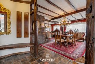 Voor meer info en foto’s, surf naar www.swevers.be – Deze halfopen, gelijkvloerse woning in Heusden-Zolder is een interessante opportuniteit voor wie op zoek is naar een knusse woning met renovatiepotentieel. De woning werd gebouwd in 1969, werd goed onderhouden en biedt een bewoonbare oppervlakte van circa 122 m². Dankzij de vele raampartijen geniet u hier van een aangename lichtinval en een warm, open gevoel.<br />Via de inkomhal komt u in de gezellige leefruimte van ongeveer 31 m², ingericht in een praktische L-vorm. Aansluitend ligt de keuken van 7 m², met toegang tot de veranda die perfect kan dienen als extra zit- of eetruimte. De woning beschikt verder over 2 slaapkamers van 13 m² en 10 m², een badkamer en een ruime berging die mogelijkheden biedt als bureau, extra slaapkamer of uitbreiding van de leefruimte.<br />Ook praktisch scoort deze woning goed met de ruime vrijstaande garage van ongeveer 25 m². Het perceel van 718 m² is zuidgericht en beschikt over een mooi aangelegde tuin waar u in alle rust en privacy van de zon kan genieten.<br />De ligging is bovendien gunstig, met winkels op 2 km, restaurants op 1 km, scholen op 2 km, openbaar vervoer op 500 meter en de snelweg op 5 km. Een woning met veel mogelijkheden op een rustige, goed bereikbare locatie. Voor meer informatie, bel 011 255 155. Bron bewoonbare oppervlakte: EPC – verslag.