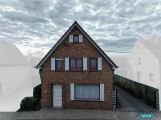 Deze ruime woning geniet van een vlotte verbinding met de E403 en het openbaar vervoer en ligt bovendien in de nabijheid van diverse winkels. Via de inkomhal bereik je de lichtrijke woonkamer, de keuken en de eerste verdieping. De woonkamer biedt voldoende plaats voor een gezellig zitgedeelte en een eetkamer. De naastgelegen keuken is ingericht met een geïnstalleerde keuken en geeft toegang tot de kelder en een tweede woonkamer. Vanuit deze tweede woonkamer bereik je de wasberging met aansluitend een badkamer, voorzien van een douche en lavabomeubel. Via de hal kom je bij het afzonderlijke toilet. Op de eerste verdieping bevinden zich de nachthal, een tweede badkamer en drie slaapkamers. Deze badkamer is uitgerust met een ligbad, lavabo en toilet. Mits het opnieuw plaatsen van een vaste trap kan ook de tweede verdieping opnieuw volwaardig worden benut. Hier werden nog twee extra slaapkamers ingericht. Naast de woning loopt een oprit met poort die toegang geeft tot de ruime garage en de tuin. Buiten is er bovendien een kleine werkplaats, ideaal voor wie graag klust of extra bergruimte zoekt. Achteraan de tuin bevinden zich nog een moestuin en een kippenhok. Een ruime woning met heel wat mogelijkheden, zowel binnen als buiten. (sted.inl.: in aanvraag)