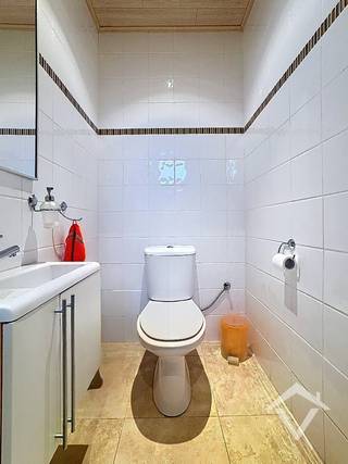 Deze woning is gelegen op een grondoppervlakte van 440 m² en bestaat uit: grote oprit - inkomhal - toilet - living - keuken - berging - badkamer - 1 slaapkamer op het gelijkvloers - terras - tuin - ruime afzonderlijke garage - nachthal - 3 slaapkamers.