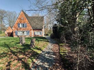 Bent u op zoek naar een woning in het groen met enorm veel potentieel, gelegen op een perceel van maar liefst 2140 m² en omringd door bomen? Lees...