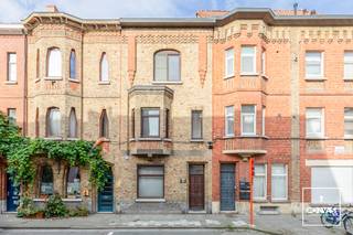 Op zoek naar een <strong>ruime woning</strong> met karakter en een uitstekende ligging? Dan is deze charmante woning in de Klinkkouterstraat 52 in Sint-Amandsberg zeker een bezoek waard.<br /><br />De woning geniet van een gunstige ligging in een <strong>rustige straat</strong>, op korte afstand van winkels, scholen, openbaar vervoer en belangrijke invalswegen. Bovendien bereik je het bruisende centrum van Gent in slechts enkele minuten fietsen, terwijl je toch geniet van de rust van een aangename woonomgeving.<br /><br />Bij het binnenkomen word je ontvangen in een brede hal met toegang tot een grote <strong>kelder</strong>. Via een schuifdeur kom je in de keuken met <strong>open leefruimte met woon- en eetgedeelte</strong>. Aansluitend vind je nog een toilet en een koer.<br /><br />Op de eerste verdieping vind je twee ruime slaapkamers en een badkamer met apart toilet. Op de tweede verdieping vind je nogmaals twee ruime slaapkamers en toegang tot de ruime af te werken <strong>zolder</strong>.<br /><br /><strong>Troeven: </strong>centrale ligging, <strong>vier slaapkamers, </strong>karakteristieke voorgevel,<strong> vernieuwde badkamer, </strong>geen renovatieplicht<br /><br />Wenst u deze woning te bezoeken? Contacteer Yasmin via een online aanvraag of via yasmin@convas.be (met vermelding van uw telefoonnummer)