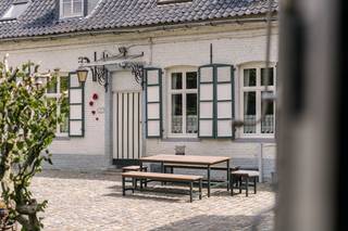 Vous êtes à la recherche d'un bien immobilier d'exception ? Cette authentique ferme carrée, située dans la ville pittoresque de Brakel, est un véritable joyau pour ceux qui veulent vivre de manière spacieuse et pleine de caractère. Si vous souhaitez acheter cette charmante maison, vous découvrirez rapidement les innombrables possibilités qui s'offrent à vous. Que vous rêviez d'une vaste maison privée, d'une maison pour kangourous ou que vous organisiez un événement, cette propriété actuellement en vente offre tout simplement tout ce qu'il vous faut.<br /><br />L'emplacement à Brakel garantit un environnement extrêmement calme et verdoyant dans un quartier résidentiel à part entière, tout en bénéficiant d'une bonne accessibilité. Les routes de liaison situées à proximité permettent d'accéder facilement aux Ardennes flamandes environnantes, tandis que le centre de Brakel avec toutes ses commodités, ses commerces et ses transports en commun se trouve à deux pas.<br /><br />La disposition de cette maison unique à vendre à Brakel est la suivante :<br /><br />Aile gauche (bâtiment principal) - Rez-de-chaussée : un espace de vie impressionnant et attrayant avec un poêle en stéatite résistant à la chaleur, une salle à manger spacieuse, un coin cuisine séparé et un débarras pratique.<br /><br />Aile gauche - Premier étage : Voici plusieurs chambres spacieuses. Au total, l'ensemble de la propriété comprend cinq chambres et deux salles de bains.<br /><br />Sous-sol : une cave à vin haute, sèche et très spacieuse.<br /><br />Surface habitable supplémentaire : À côté du bâtiment principal, se trouve une résidence secondaire solide et à part entière. Cet espace est idéal pour meubler des chambres d'hôtes, des locations ou un projet de vie partagée.<br /><br />Ailes droite et arrière : c'est là que se trouve la salle de banquet magnifiquement fonctionnelle et pleine de caractère. Cet espace événementiel respire le charme pur et la fierté flamande.<br /><br />Espace extérieur : Un terrain spacieux de pas moins de dix mille mètres carrés. Vous pourrez y profiter d'un beau jardin orienté plein sud, de plusieurs écuries, d'un studio ou d'un espace de travail fonctionnel et d'une fantastique forêt privée attenante.<br /><br />Voici quelques-unes des principales caractéristiques de cette propriété :<br /><br />Les toits de la ferme ont été récemment rénovés et dotés d'un abri de qualité.<br /><br />Une mer d'espace absolue, magnifiquement combinée à des éléments authentiques préservés.<br /><br />De vastes espaces extérieurs avec un jardin ensoleillé orienté au sud et une forêt privée.<br /><br />Des options d'aménagement flexibles, parfaites pour ceux qui recherchent une combinaison de transport polyvalente à acheter.<br /><br />Cette offre unique vous intéresse ? Alors contactez-nous et planifiez votre visite !<br /><br />CPE : 678 kWh/m² / CU : 20240813-0003339350-RES-1<br />CPE : 986 kWh/m² / CU : 20240828-0003354112-RES-1<br /><br />Registre des mesures: en cours de demande