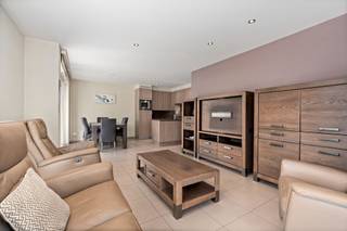 Dit ruim, modern appartement is gelegen te Mariakerke, met een vlotte verbinding naar het centrum, strand, A10,... waardoor alle faciliteiten vlot bereikbaar zijn. Het betreft een gelijkvloers appartement en is dus vlot toegankelijk. <br /><br />Het appartement geniet een logische indeling met een ruime living (met eet-en leefhoek) en open keuken. Dankzij de vele raampartijen is het steeds aangenaam lichtrijk en is er een leuk zicht op de tuin. <br /><br />Er zijn twee ruime slaapkamers aanwezig. In de badkamer is er een inloopdouche en lavabo aanwezig. De handige technische berging biedt aansluiting voor een wasmachine. <br /><br />De riante tuin en terras bieden u een leuke rustplek met de nodige zonne-uren. <br /><br />Daarenboven is er een autostaanplaats en inpandige garage inbegrepen, een zeldzaamheid in de buurt! <br /><br />Bent u op zoek naar een volledig instapklaar appartement, met garage en ruime tuin? Aarzel dan niet en neem contact op voor meer info of een afspraak! <br /><br />