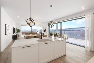 <p><span><strong>VILVOORDE</strong></span> - Deze penthouse van het project <strong>Waterzicht</strong> biedt een zeldzame leefomgeving op de top van een modern gebouw, in het hart van het nieuwe wooncentrum. Het overtuigt door zijn royale volumes, zijn lichtinval en zijn prachtig uitzicht op het water en de omliggende groene zones.</p>
<p>De leefruimte bestaat uit een ruime woonkamer met open keuken, die toegang geeft tot grote terrassen, ideaal om ten volle van de omgeving te genieten. De slaapkamers bieden optimaal comfort en een grote flexibiliteit in de inrichting, aangevuld met elegante badkamers.</p>
<p>De hoge energieprestaties, vloerverwarming, dubbele ventilatie en hoogwaardige materialen garanderen duurzaam comfort en een hoogwaardige woonervaring. U behoudt de mogelijkheid om uw toekomstige woning te personaliseren door de afwerkingen te kiezen die perfect aansluiten bij uw wensen.</p>
<p>Deze penthouse wordt verkocht met de mogelijkheid om te profiteren van 6% btw en is ideaal voor wie op zoek is naar een ruime en lichte woning in een wijk die volop in transformatie is. De oppervlakten zijn indicatief. Neem contact met ons op voor meer informatie.</p>