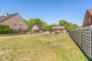 Rustig gelegen bouwgrond in Gruitrode voor open bebouwing met een perceeloppervlakte van 7a20ca en een aanwezige 'noodwoning' van ca. 50 m².<br /><br />De woonst werd volledig gerenoveerd in 2024-2025 en beschikt over een leefruimte met open keuken, badkamer en slaapkamer. Deze kan perfect dienen als tijdelijke woonoplossing tijdens of in afwachting van de bouw. <br /><br />De 'noodwoning' werd in het verleden steeds verhuurd dus mogelijks ook interessant als investering. <br /><br />Aarzel niet om ons te contacteren voor de bouwvoorschriften of verdere vragen.