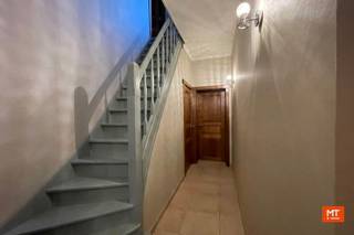 <strong>Woning met 3 slaapkamers te huur</strong><br /><br /><strong>Indeling:</strong><br />Gelijkvloers: inkomhal, keuken, woonkamer, eetkamer, gastentoilet, badkamer, wasplaats, tuin met tuinhuis<br />1ste verdiep: 2 slaapkamers<br />2de verdiep: 1 slaapkamer en zolderruimte<br />-1: kelder<br /><br /><strong>Huurprijs: € 875/maand</strong><br /><br />Graag een bezoekje plannen? Vul de inlichtingenfiche in onderaan onze website