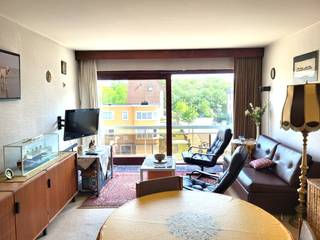 Studio lumineux avec terrasse ensoleillée et coin chambre à vendre.<br />Ce studio spacieux est situé au cœur d'Oostduinkerke-Bad, à proximité de la plage et de la digue.<br />Composition : entrée, coin chambre séparé, salle de bains avec baignoire, toilettes séparées, salon avec cuisine ouverte donnant sur la terrasse orientée sud offrant une belle vue sur les dunes en arrière-plan.<br />Ce studio dispose également d'un débarras séparé dans le couloir et d'un vaste local à vélos dans le garage situé sous la résidence.