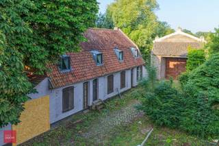 Op een unieke locatie langsheen de historische Abdijpoort en de Leie vinden we dit voormalige restaurant met woonst. Er is rechtstreekse toegang tot het jaagpad.Het gebouw dient gerestaureerd te worden in samenspraak met Monumenten, en biedt mogelijkheden naar horeca of private woonst in een prachtige setting. Aarzel niet ons te contacteren voor een vrijblijvend bezoek ter plaatse (op afspraak).