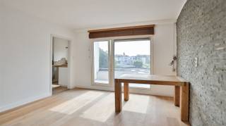 Pal in het centrum van Edegem, met zicht op het gemeenteplein en het oude gemeentehuis, bieden wij u dit  gerenoveerd appartement (60m²) met...