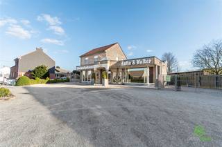 <p><span>Gelegen op een van de drukste invalswegen van Sint-Truiden, biedt deze commerciële ruimte van ±175 m² een uitstekende zichtbaarheid en bereikbaarheid voor diverse ondernemingen en klanten. </span></p><p><span>De Tongersesteenweg is een belangrijke verkeersader die de stad verbindt met Tongeren en diverse omliggende gemeenten, wat zorgt voor een constante stroom van voorbijgangers.</span><span>​</span></p><p><span> </span></p><p><span>De locatie bevindt zich in de nabijheid van verschillende bedrijventerreinen, waaronder Schurhovenveld, Brustem, Sint-Truiden Zuid en Droneport. </span></p><p><span> </span></p><p><span>De ruimte is flexibel in te richten en geschikt voor diverse bedrijfsactiviteiten, zoals retail, dienstverlening of kantoorruimte. Met een oppervlakte van 175 m² biedt het voldoende ruimte om uw bedrijfsactiviteiten optimaal te ontplooien.</span><span>​</span></p><p><span> </span></p><p><span>Het gebouw wordt verwarmd door een collectieve verwarmingsketel op stookolie (van 2021) in combinatie met een airco-installatie. </span></p><p><span> </span></p><p><span>Op eigen terrein zijn er 5 parkeerplaatsen maar dankzij de ligging aan de Tongersesteenweg kan er ook langs de weg geparkeerd worden. </span></p><p><span> </span></p><p><span>Contacteer ons kantoor voor meer info over de diverse mogelijkheden!</span></p><p><span> </span></p><p><span> </span></p><p><span>Aandeel huurder in de plaatsbeschrijving: € 250.</span></p><p><span>Kadastraal inkomen ten laste van de huurder.</span></p>