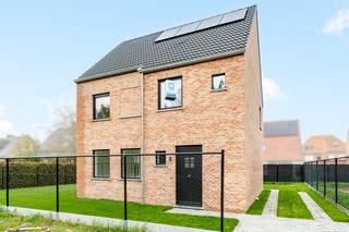 Deze alleenstaande bebouwing heeft een gunstige locatie met de E403 en E40 in de nabijheid, wat vlotte verbindingen garandeert.<br />Profiteer anderzijds van een lichtrijke woning met alle voorzieningen in de buurt.<br /><br />Gelijkvloers: inkomhal met apart gastentoilet, lichtrijke leefruimte met open keuken en een aparte berging. <br />Verdieping: nachthal met apart toilet, 3 ruime slaapkamers en badkamer met ligbad, douche en dubbel lavabomeubel. <br />Zolder te bereiken via een zolderluik. <br /><br /><strong>Troeven van de woning: </strong>
<ul>
<li>Lucht-water warmtepomp met vloerverwarming </li>
<li>Twee volwaardige bouwlagen (geen schuin dak in de slaapkamers)</li>
<li>Regenwaterput 10.000 liter (aangesloten op buitenkraantje, toiletten en wasmachine)</li>
<li>E20, zonnepanelen </li>
<li>Parky in de nachthal en slaapkamers</li>
<li>Volledig geschilderd en voorzien van verlichting</li>
<li>Tuinaanleg (gras, terras en oprit) en draadafsluiting </li>
</ul>
Heb je interesse in deze alleenstaande nieuwbouwwoning? Neem vrijblijvend contact met ons op voor meer informatie of een bezichtiging.