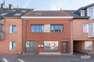 Welkom in de Werkenstraat 28 te Torhout!<br /><br />Op een gunstige locatie nabij het centrum van Torhout ontdekt u deze veelzijdige eigendom met tal van mogelijkheden. De woning bestaat uit twee afzonderlijke woonentiteiten, elk met een eigen inkom en voorzieningen. Ideaal voor wie wonen en investeren wil combineren, of op zoek is naar een eigendom met mogelijkheden voor dubbele bewoning.<br /><br />Op de gelijkvloerse verdieping bevindt zich de eerste woonentiteit, die in 2016 volledig werd gerenoveerd. U wordt verwelkomd in een aangename, open leefruimte waarin de eetplaats, zithoek en keuken mooi met elkaar verbonden zijn. Daarnaast is er een apart gastentoilet. Achteraan de leefruimte bevindt zich een eerste slaapkamer met aansluitend een ensuite badkamer, uitgerust met een dubbele wastafel, douche en toilet. Vanuit de keuken heeft u rechtstreeks toegang tot de tuin met terras, vanwaar er eveneens een doorgang is naar de garage.<br /><br />Op de eerste verdieping bevindt zich de tweede, volledig instapklare woonentiteit, die in 2023 werd gerenoveerd. Ook hier geniet u van een ruime en lichtrijke leefruimte met zithoek, eetplaats en een moderne leefkeuken. Verder beschikt deze entiteit over een praktische bergruimte en een apart toilet. Op de tweede verdieping bevinden zich twee slaapkamers en een badkamer met douche en enkele wastafel. Als extra troef beschikt deze woonentiteit bovendien over een eigen zonnig terras, waar u heerlijk van de buitenlucht kunt genieten.<br /><br />Als bijkomende mogelijkheid is er de optie om een tweede garage aan te kopen voor € 25.000. Deze garage is momenteel verhuurd en biedt bijgevolg ook een interessante investeringsmogelijkheid.<br /><br />Bent u opzoek naar een kangoeroewoning of gewoon naar meer ruimte op een zeer gunstige locatie in Torhout? Aarzel dan niet en neem snel contact op voor een bezoek ter plaatse!<br /><br />Deze prijs betreft een startprijs, elk bod hoger dan deze prijs zal worden voorgelegd aan de eigenaar(s) die deze al dan niet kunnen aanvaarden.<br /><br />